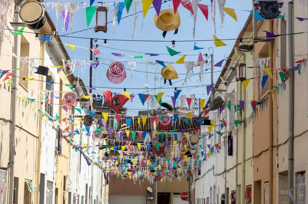 Carrer decorat amb banderes de colors a la Festa Major d’Hivern 2027