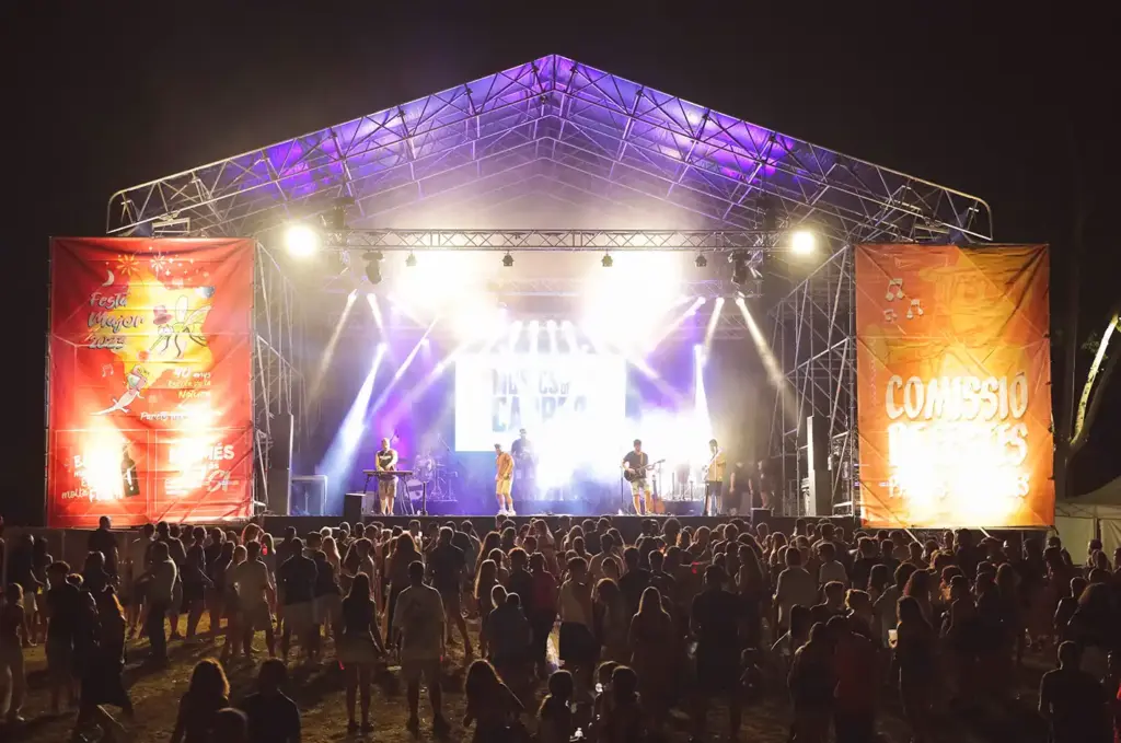 Grup de música fent un concert a la Festa Major d’Hivern 2027
