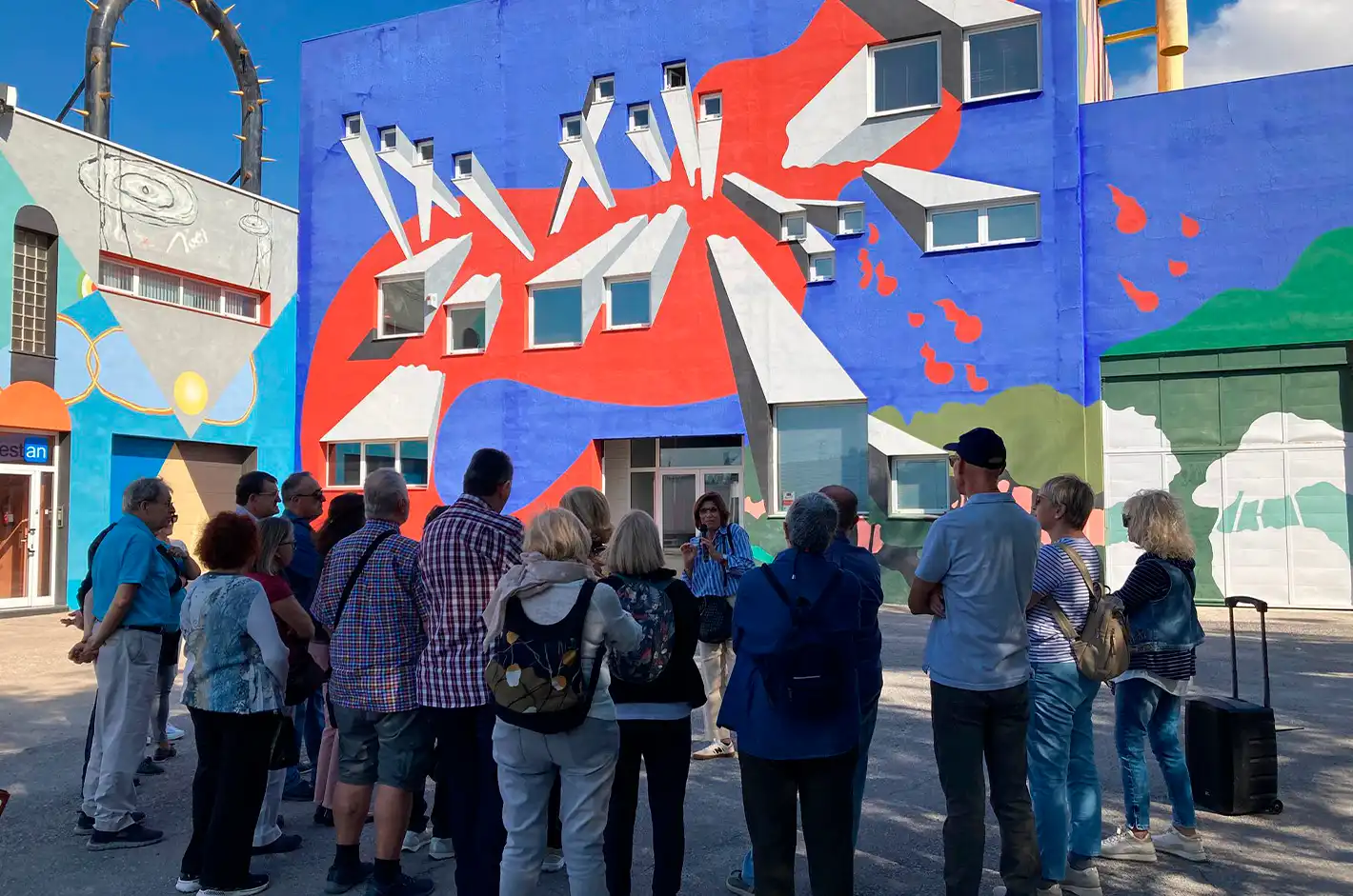 Grup de persones fent una visita guiada