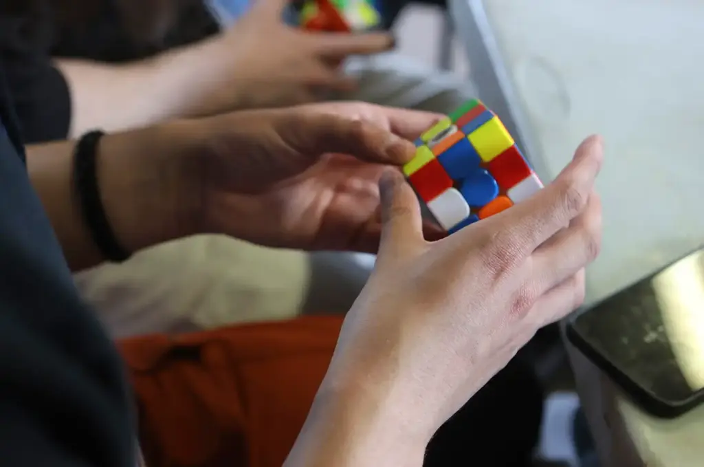 Persona jugant amb un cub de Rubik