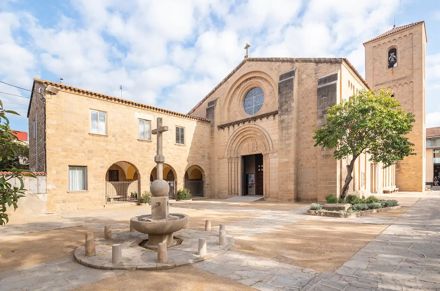 Font i façana exterior de l’església de Sant Esteve