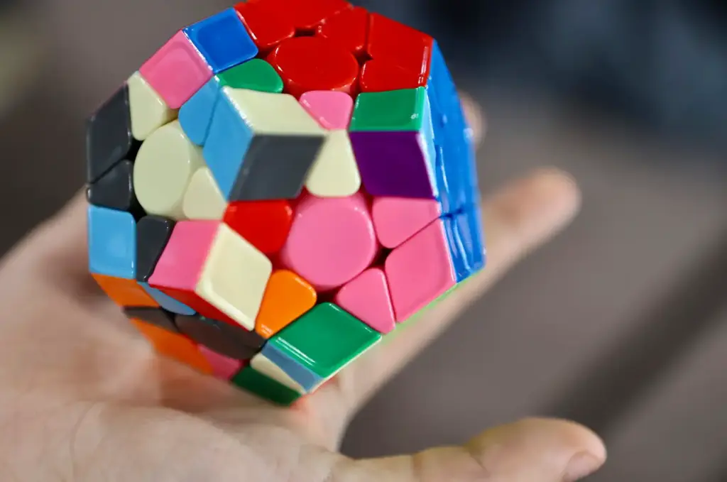 Persona jugant amb un cub de Rubik