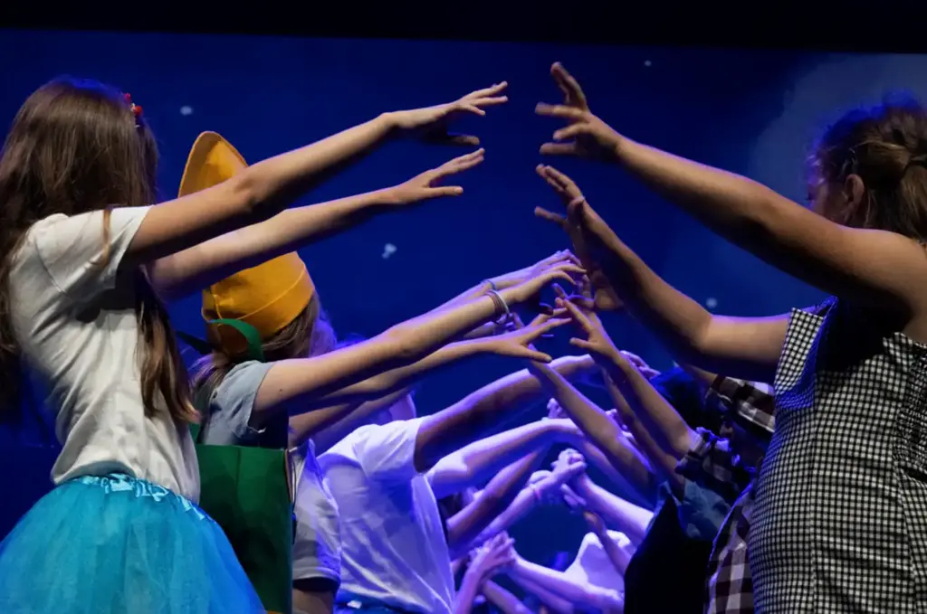 Grup de persones actuant i donant-se la mà al Teatre de Can Rajoler