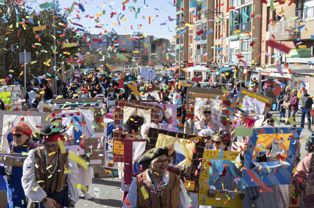 Grup de persones en una festivitat de Carnestoltes