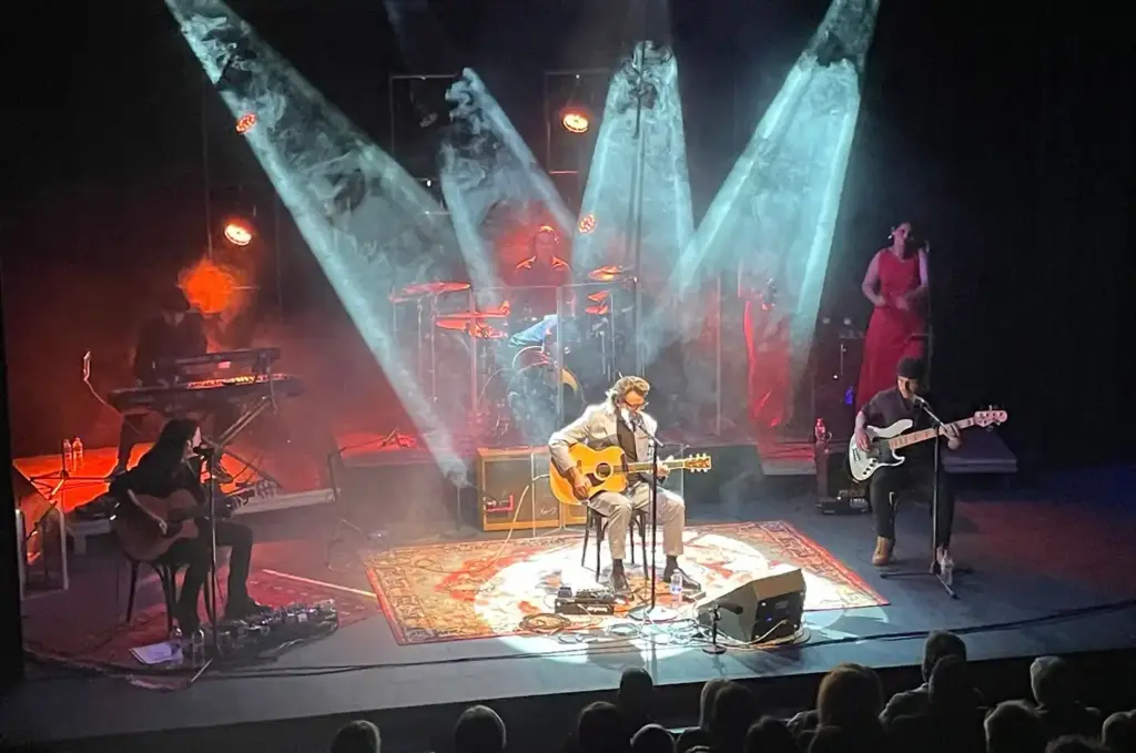 Músic tocant la guitarra al Teatre de Can Rajoler