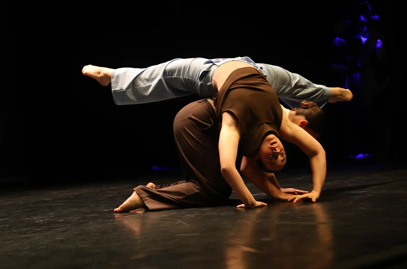 Noies actuant al Teatre de Can Rajoler