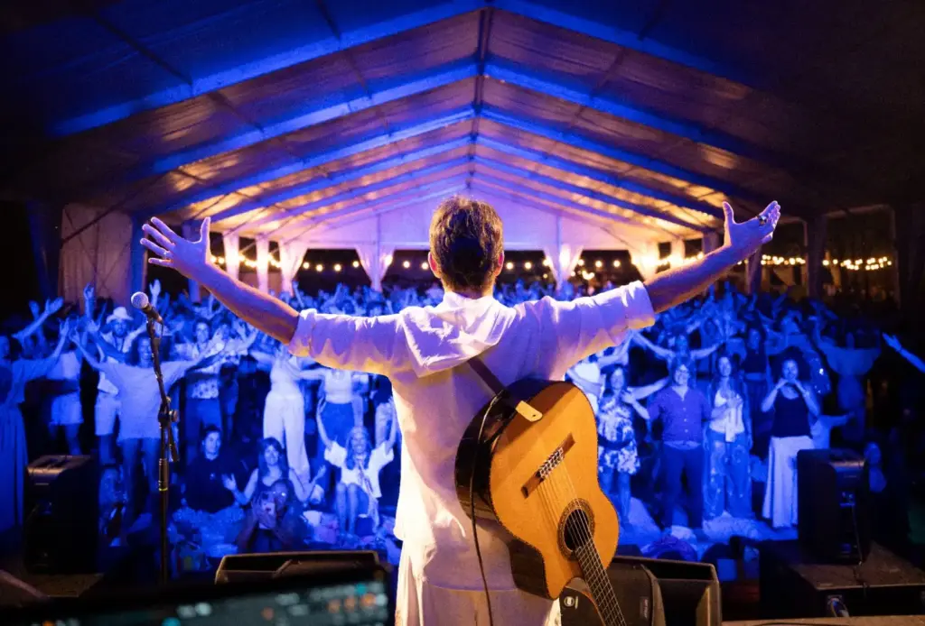 Músic fent un espectacle amb guitarra